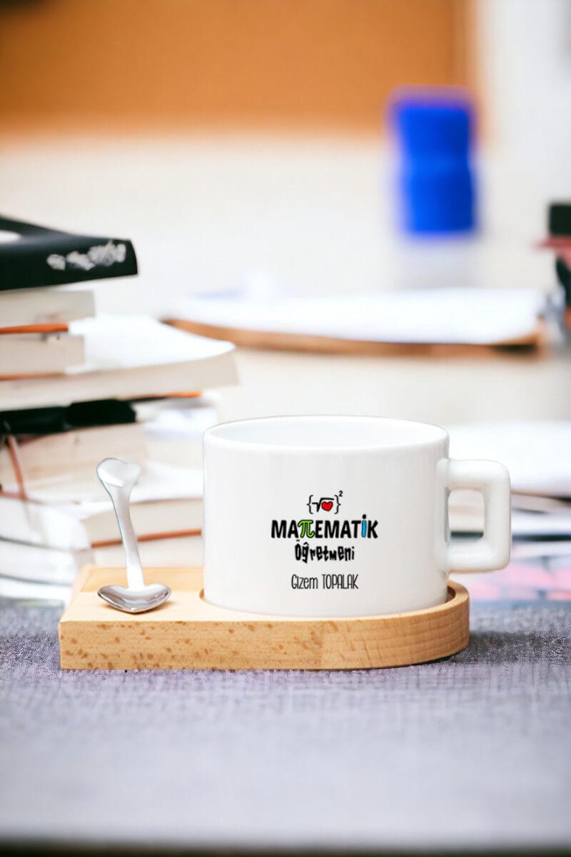 Kadın Matematik Öğretmenine Hediye Kalp Kaşıklı Ahşap Altlıklı Fincan